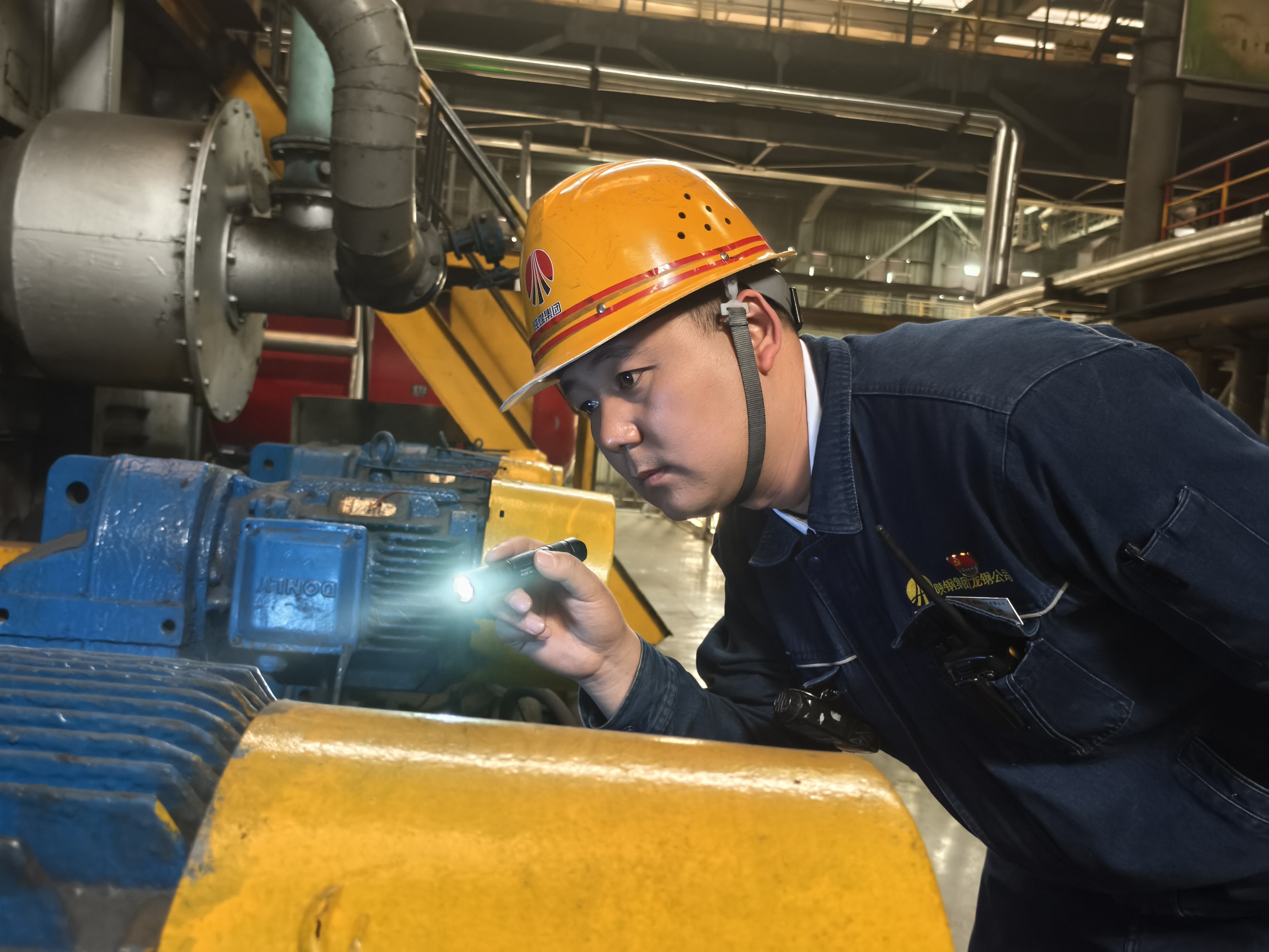 十四載爐火淬煉的“熱”創新密碼——記陜鋼集團2023—2024年度勞動模范高成武 十四載爐火淬煉的“熱”創新密碼——記陜鋼集團2023—2024年度勞動模范高成武