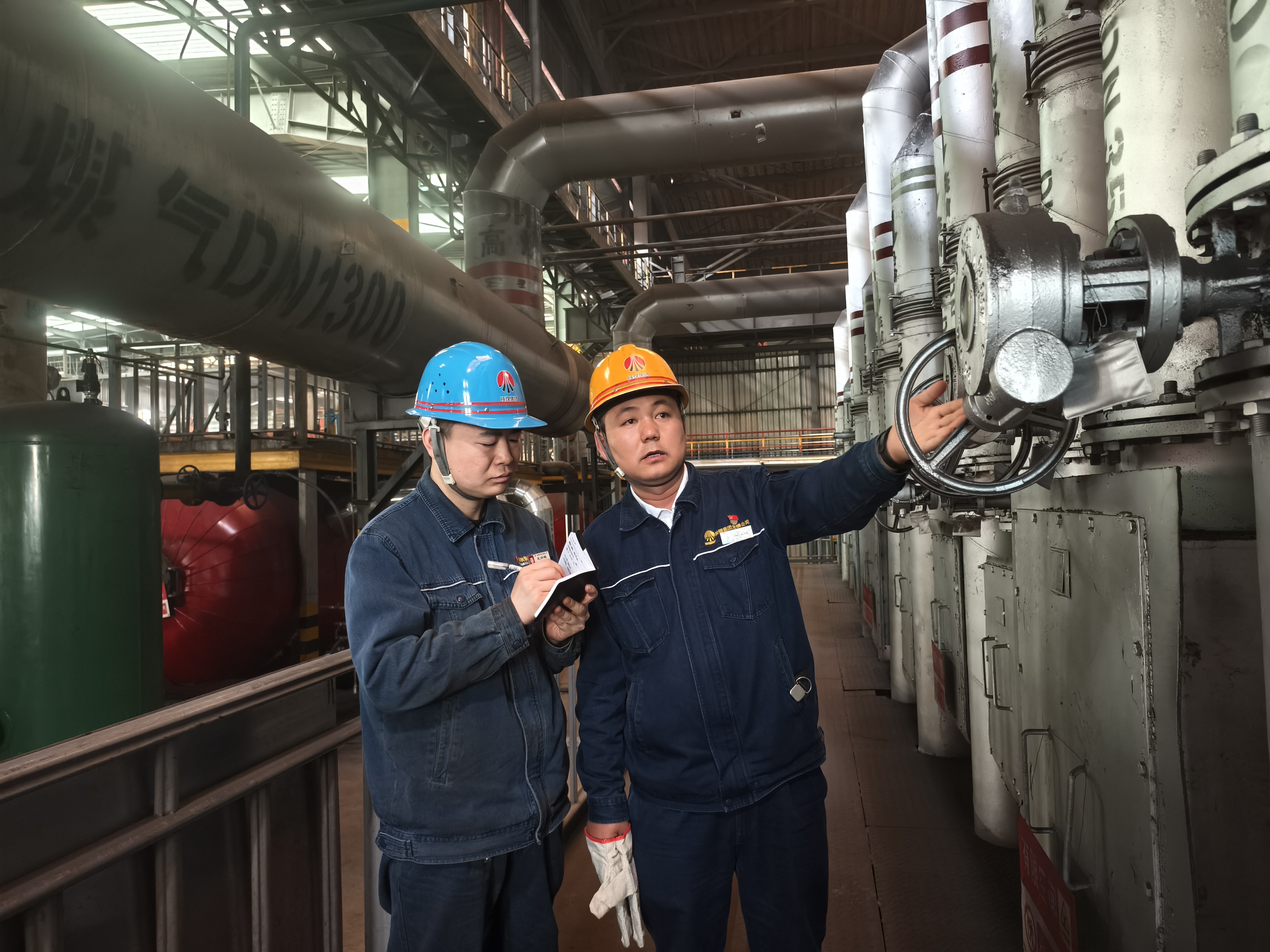 十四載爐火淬煉的“熱”創新密碼——記陜鋼集團2023—2024年度勞動模范高成武 十四載爐火淬煉的“熱”創新密碼——記陜鋼集團2023—2024年度勞動模范高成武