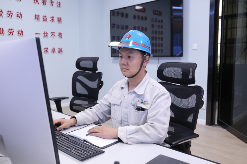 把青春煉成勞模勛章——記陜鋼集團(tuán)2023—2024年度勞動(dòng)模范王程龍 把青春煉成勞模勛章——記陜鋼集團(tuán)2023—2024年度勞動(dòng)模范王程龍