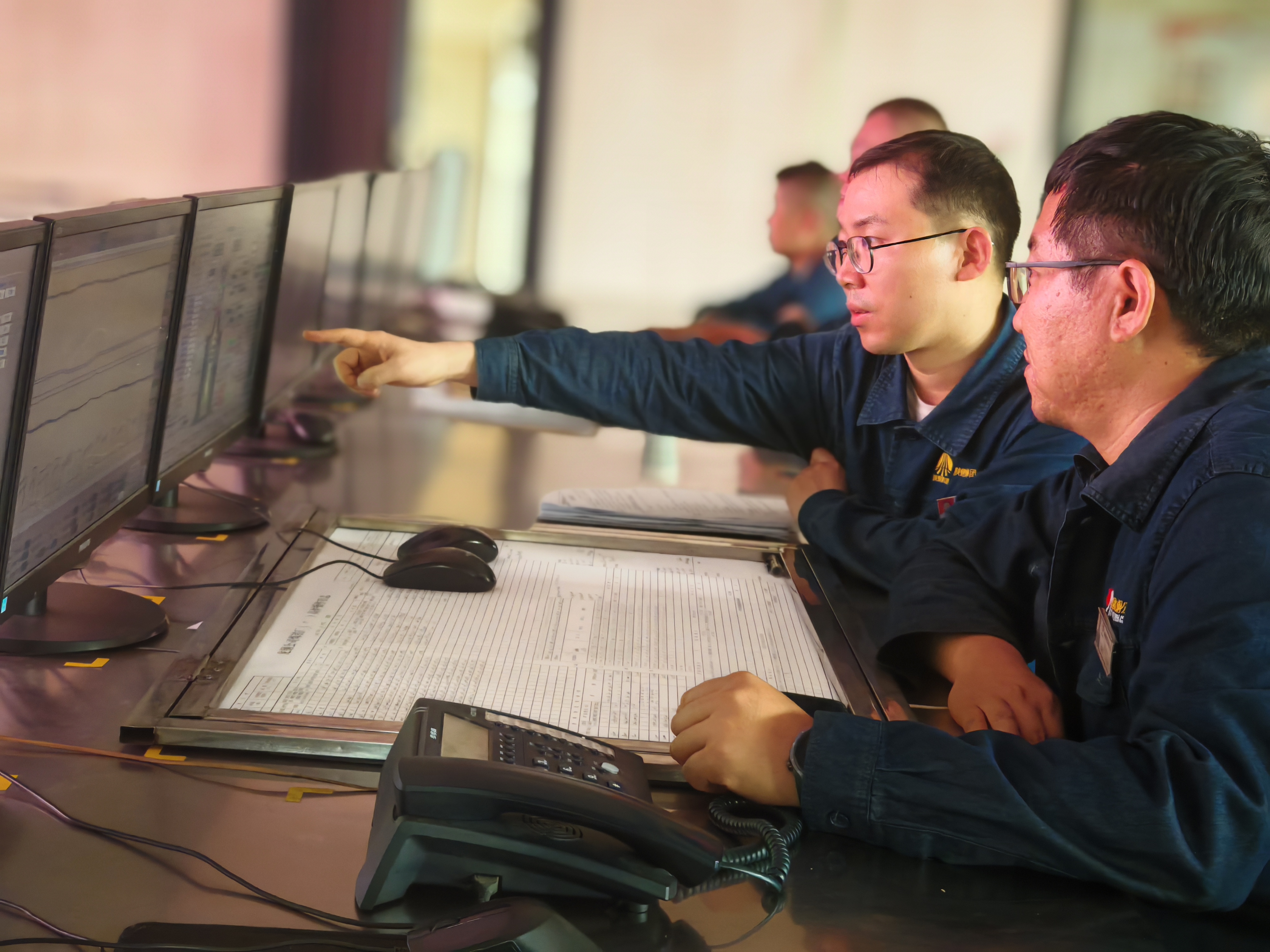 從“象牙塔”到“大熔爐”:“90后”的爐火青春——記第三屆陜鋼工匠張亞楠 從“象牙塔”到“大熔爐”:“90后”的爐火青春——記第三屆陜鋼工匠張亞楠