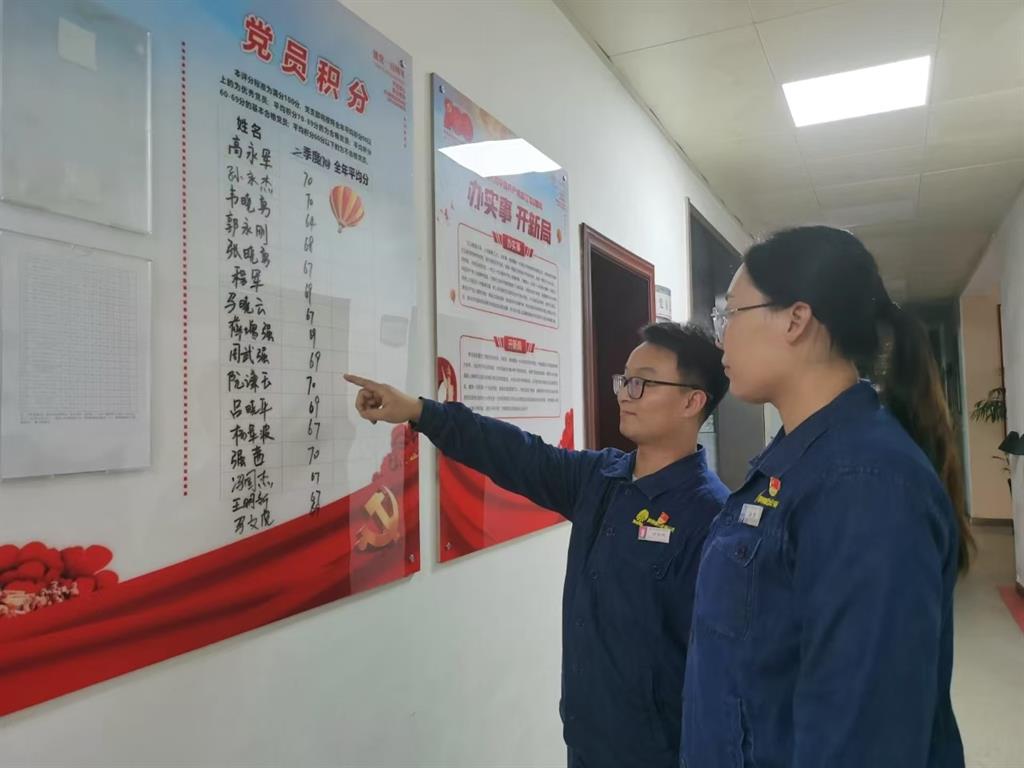 黨員先鋒勇?lián)?dāng) 黨建引領(lǐng)促發(fā)展 黨員先鋒勇?lián)?dāng) 黨建引領(lǐng)促發(fā)展